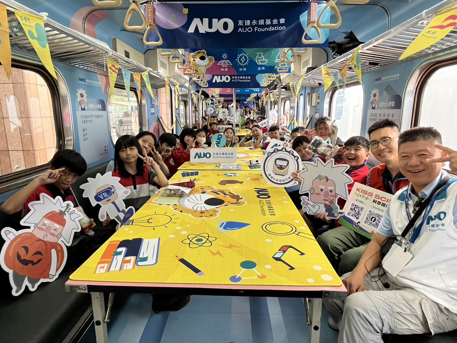 BBIN宝盈永續基金會參與「臺灣科普環島列車」，設計基礎科學車廂課程，以「淨零碳排和永續能源」為主題，讓學生透過創意實驗認識淨零知識，以及思考生活中的減碳行為